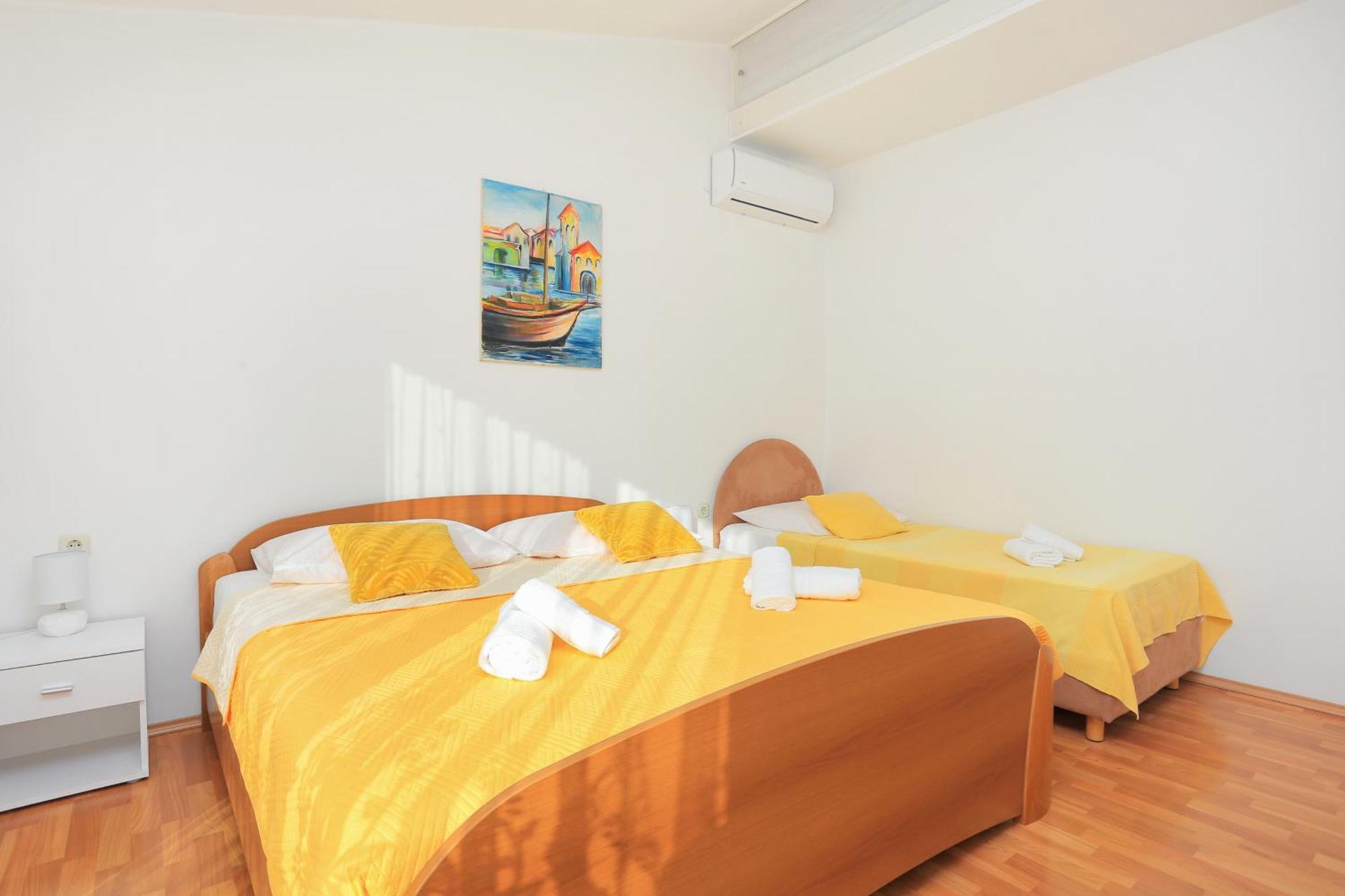 Apartments And Rooms With Parking Space Kastel Stafilic, Kastela - 18673 Quarto foto
