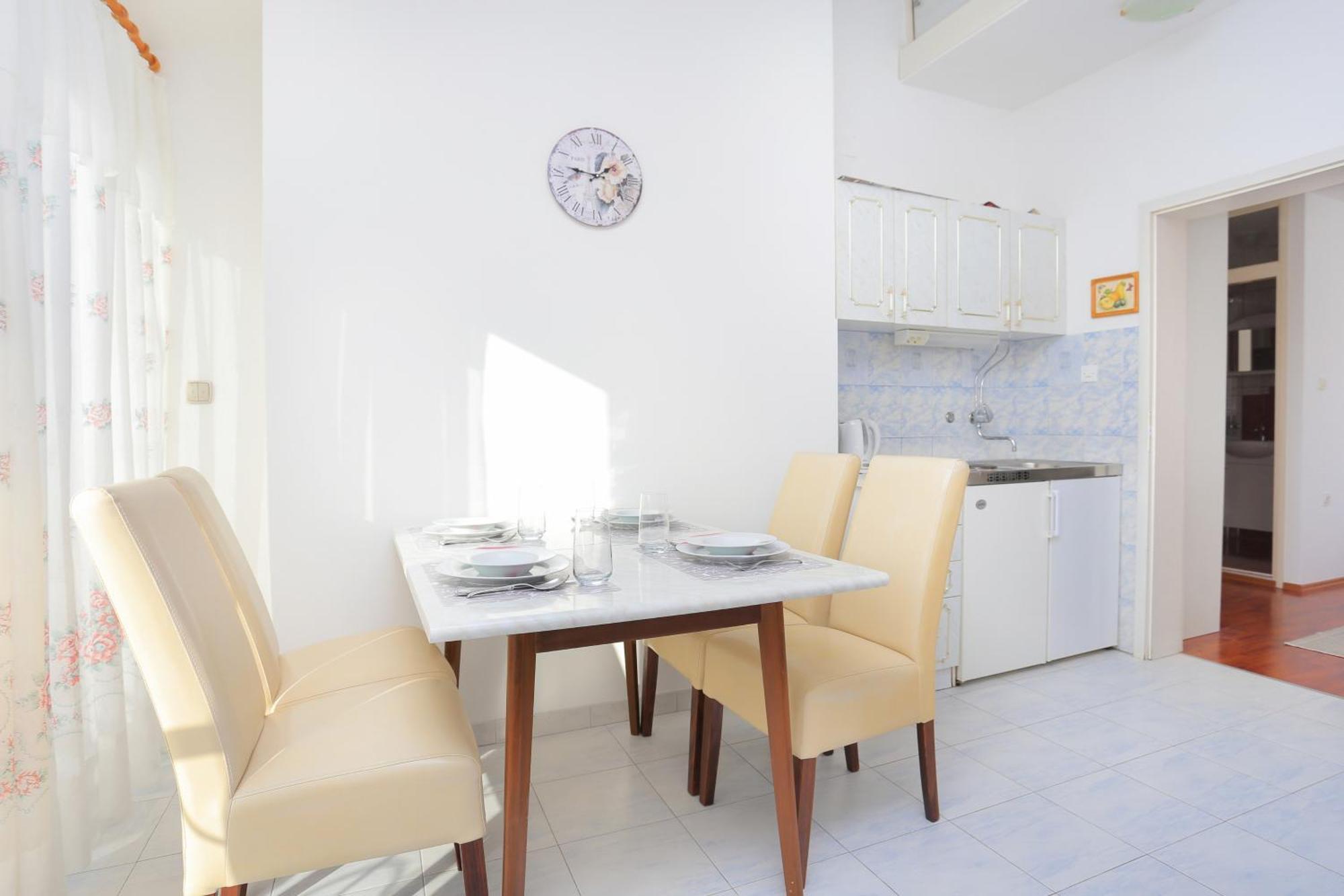 Apartments And Rooms With Parking Space Kastel Stafilic, Kastela - 18673 Quarto foto
